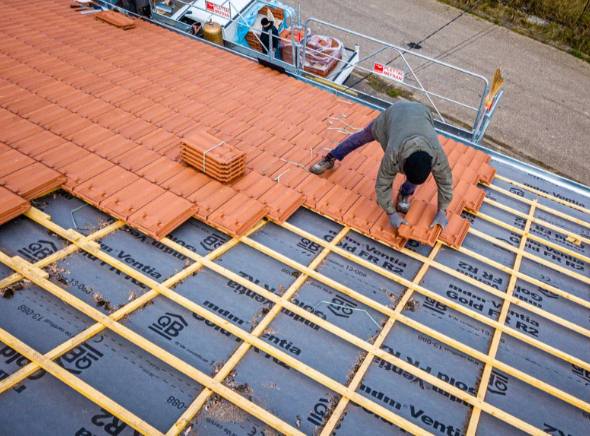 Pose de tuiles sur écran sous-toiture — TSCouverture couvreur Lunel